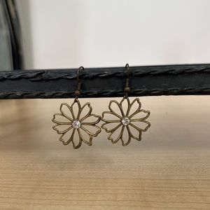 ⭐️ Gold Daisy Earrings